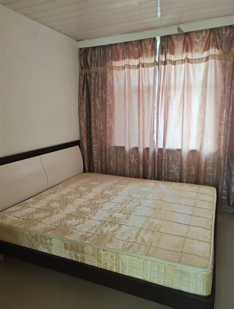 卖楼:育才苑六楼非顶楼，下楼就是七学和幼儿园64.7平15万