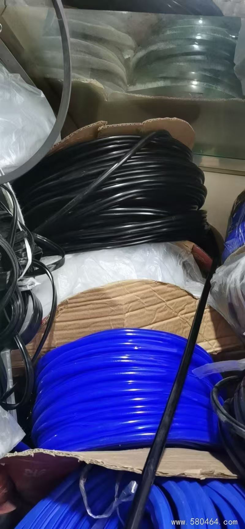 软包炕围子，防盗门。定做纱窗，维修门窗。