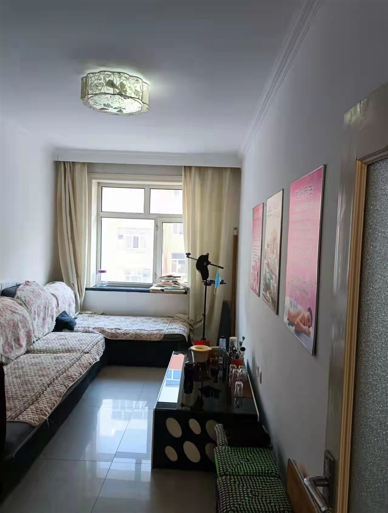 步行街，有一商厦后院，三楼86㎡。