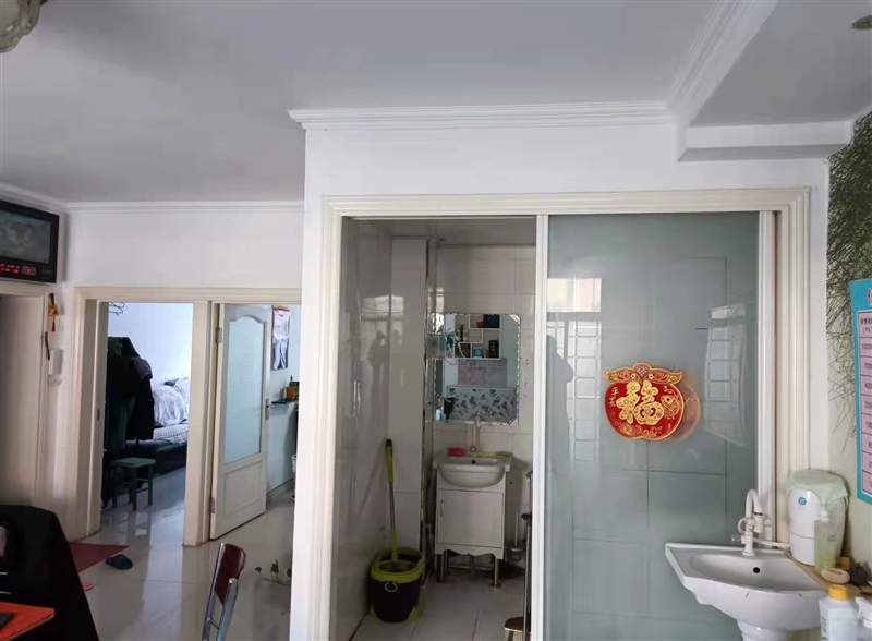 步行街，有一商厦后院，三楼86㎡。