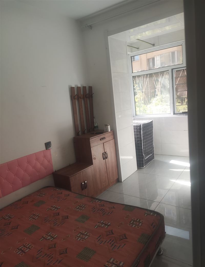 时代丽都对面新装修一楼，可日租月租年租，交通方便，′