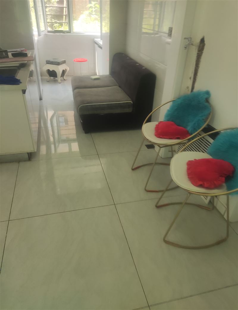 时代丽都对面新装修一楼，可日租月租年租，交通方便，′