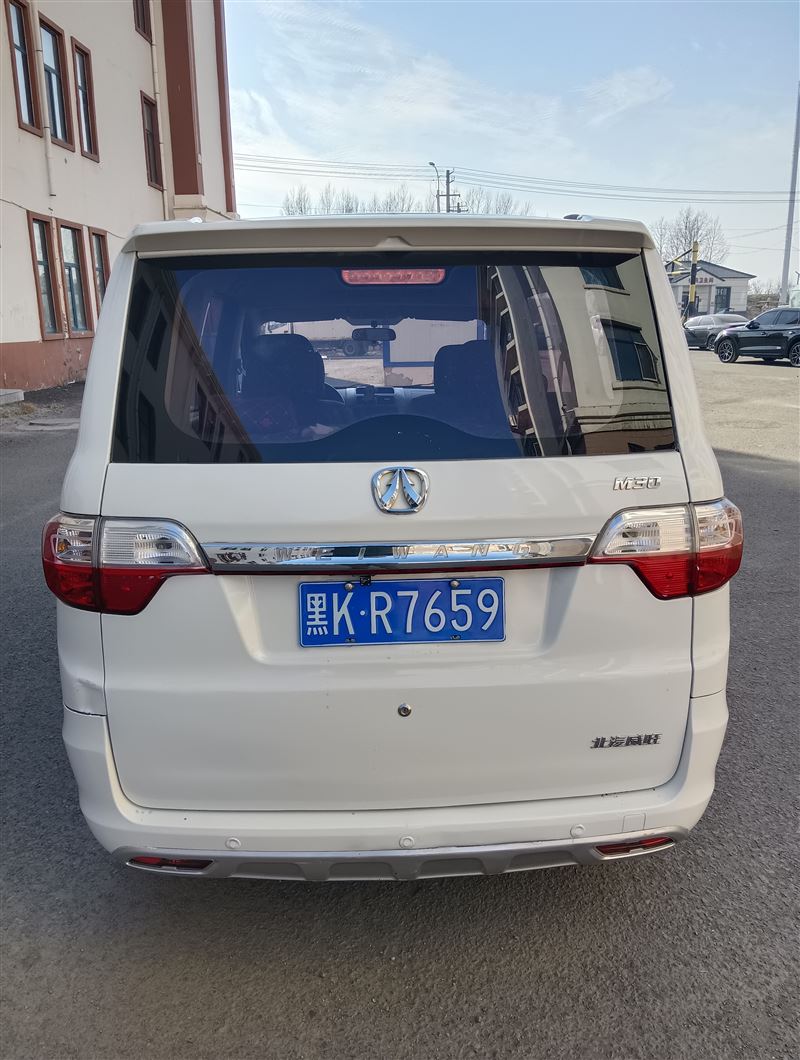 16年北汽m30手动高配7坐商务