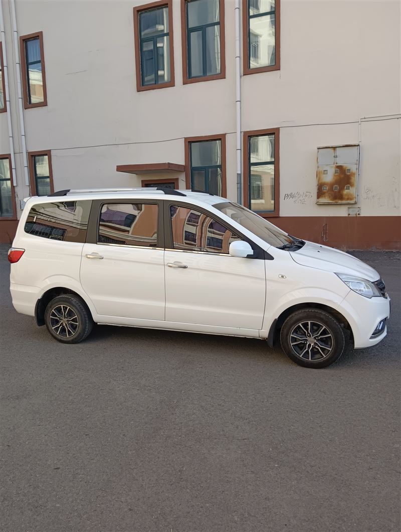 16年北汽m30手动高配7坐商务