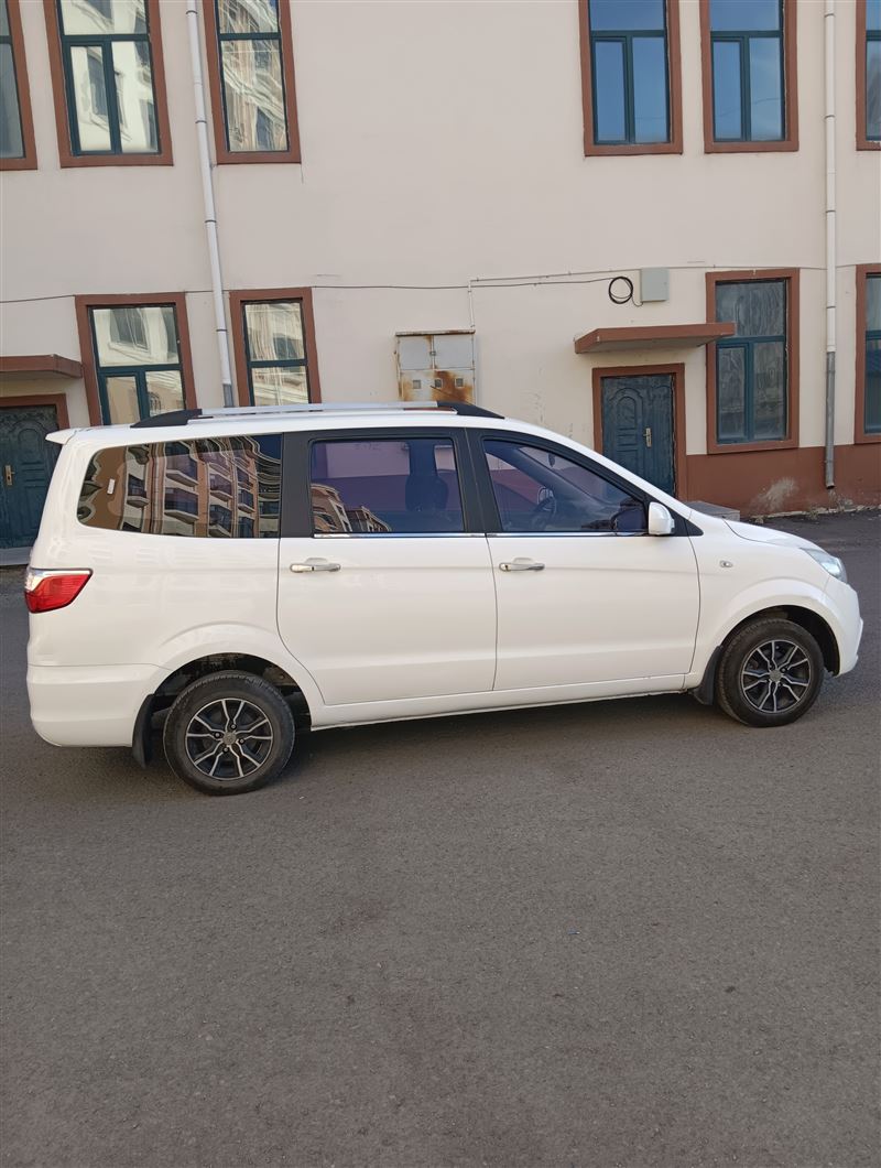 16年北汽m30手动高配7坐商务