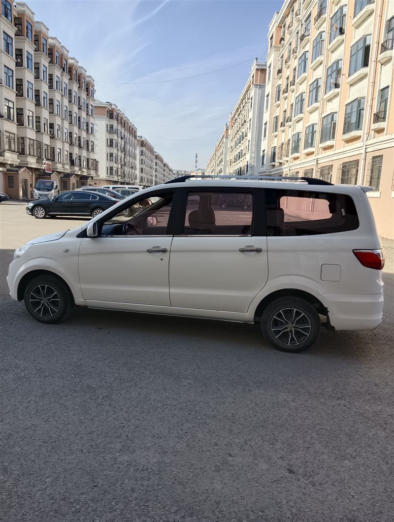 16年北汽m30手动高配7坐商务