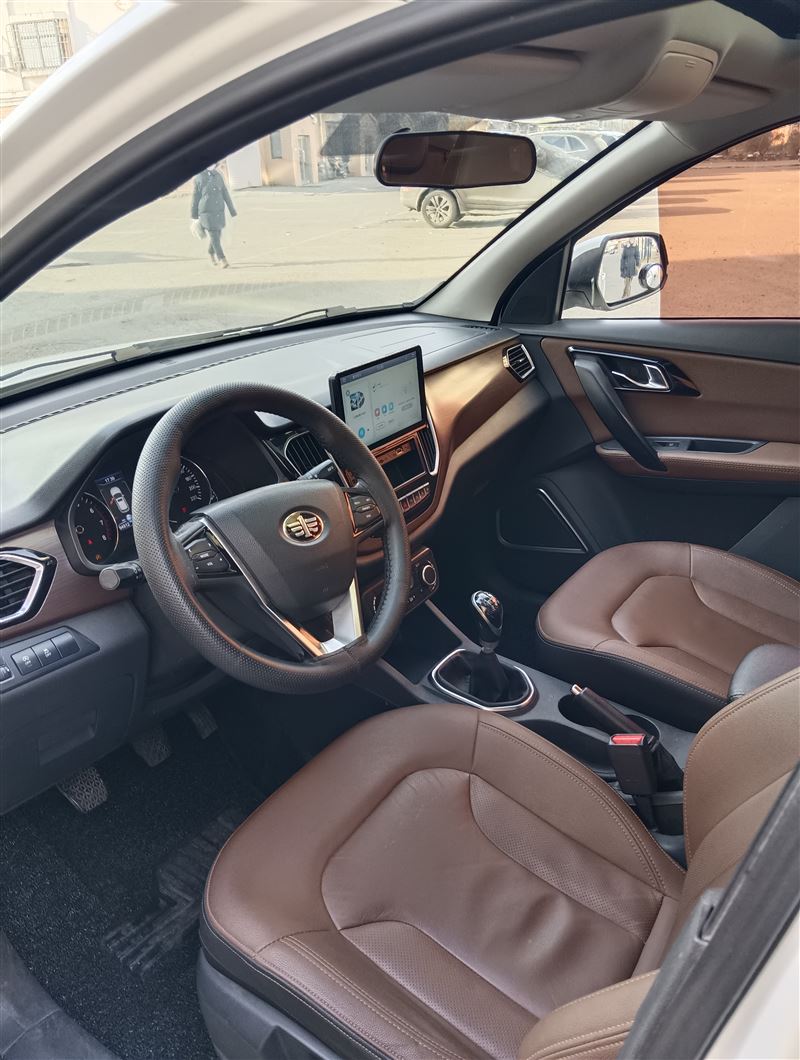 17年一汽森雅R7手动高配