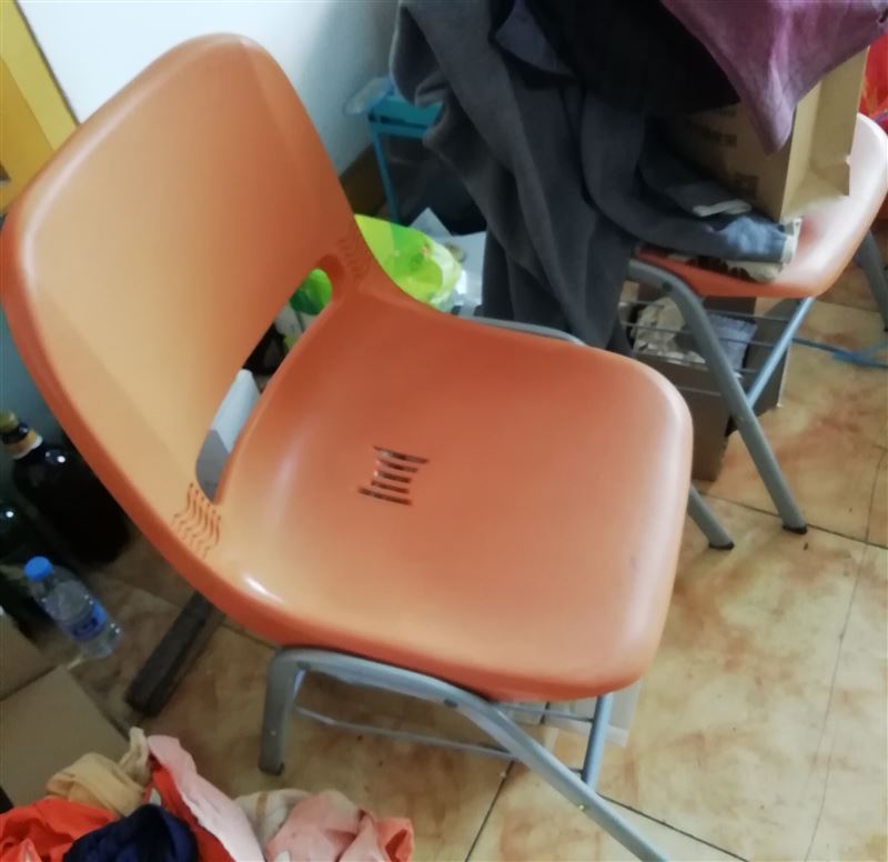 卖椅子，杨琴