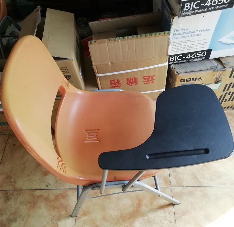 卖椅子，杨琴
