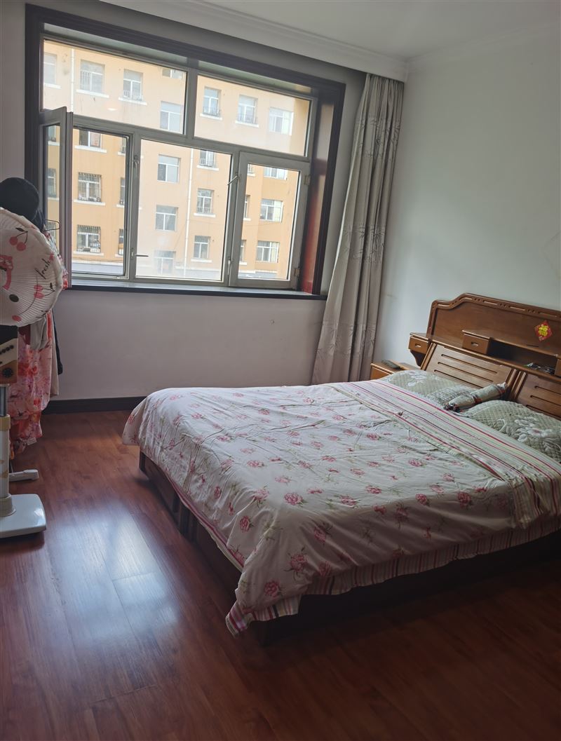 售东方花园三楼