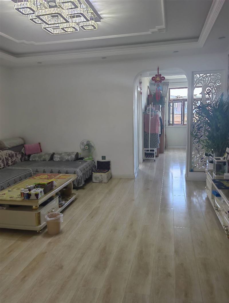 出售欧洲新城二期32号楼高层面积106带负一层车库售价60万不议价，有意者联系15946412929