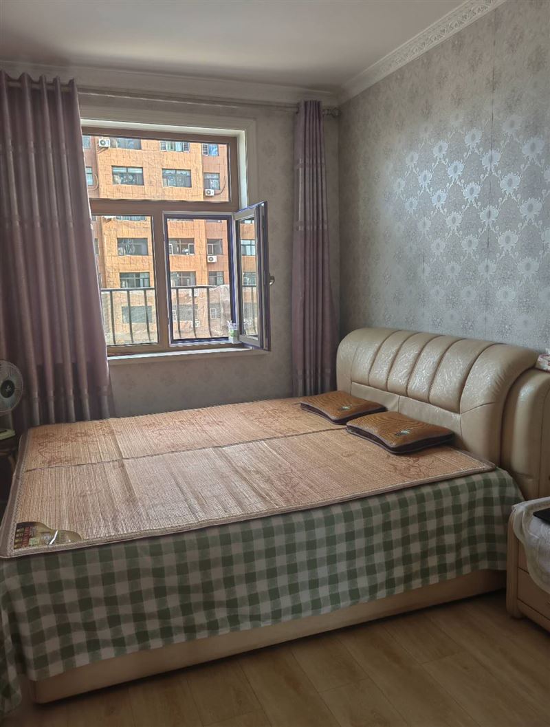 出售欧洲新城二期32号楼高层面积106带负一层车库售价60万不议价，有意者联系15946412929