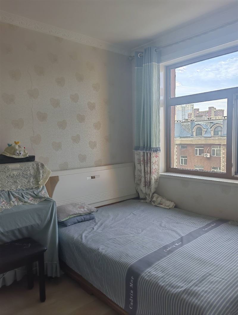 出售欧洲新城二期32号楼高层面积106带负一层车库售价60万不议价，有意者联系15946412929