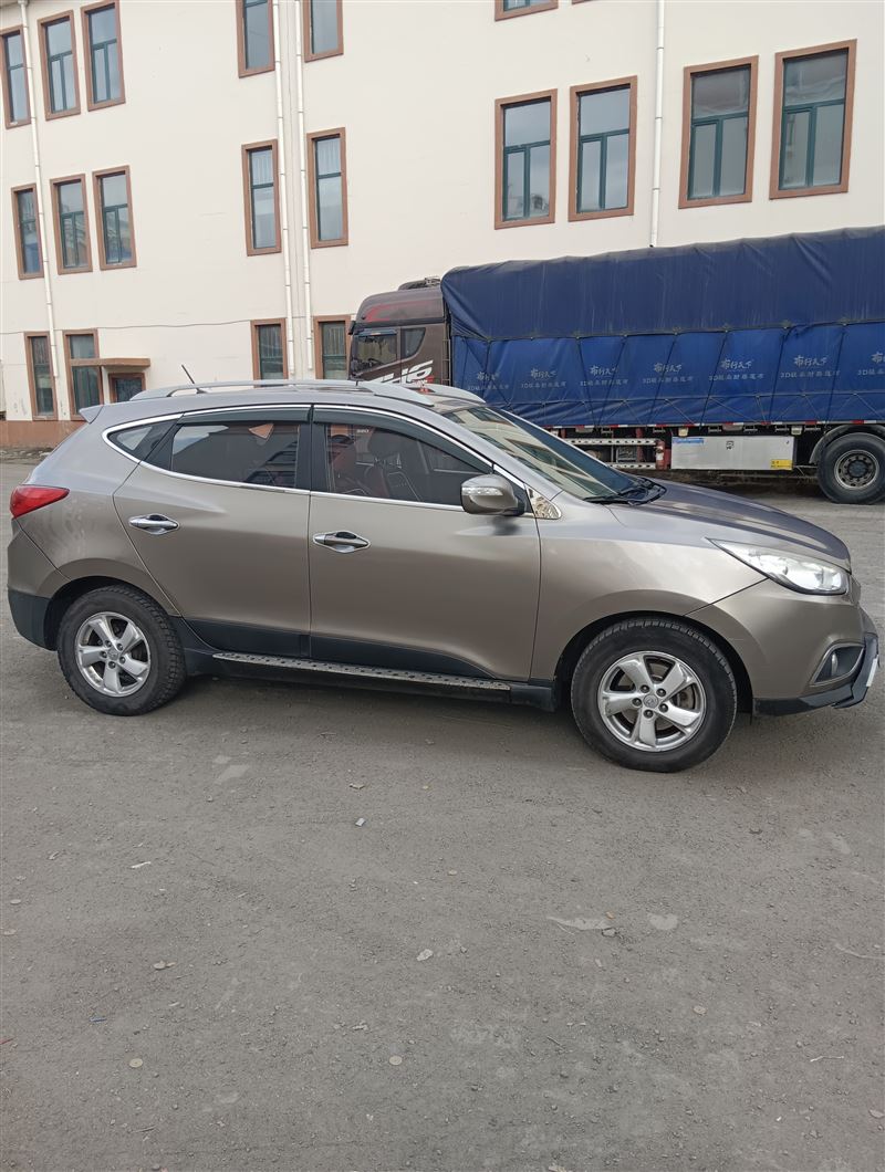 12年现代ix35手动高配原值15万