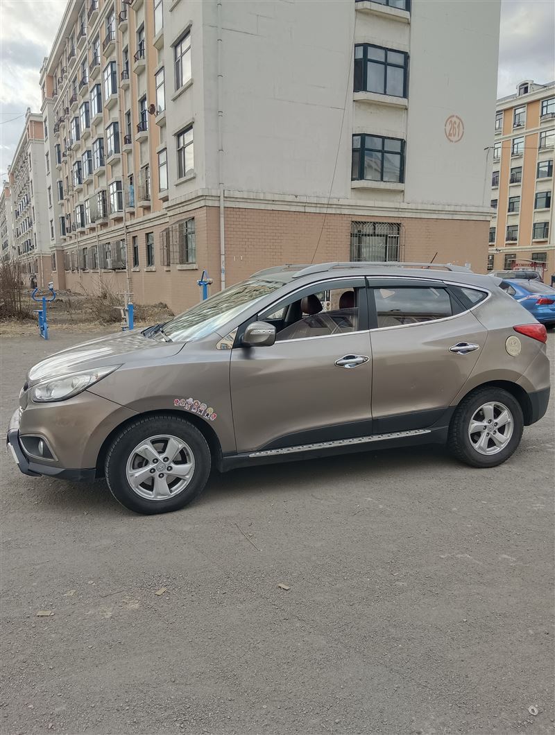 12年现代ix35手动高配原值15万