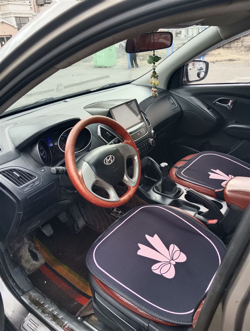 12年现代ix35手动高配原值15万