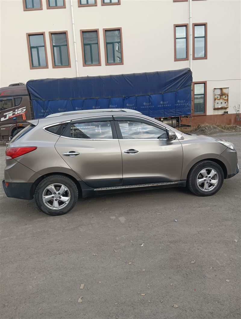 12年现代ix35手动高配原值15万