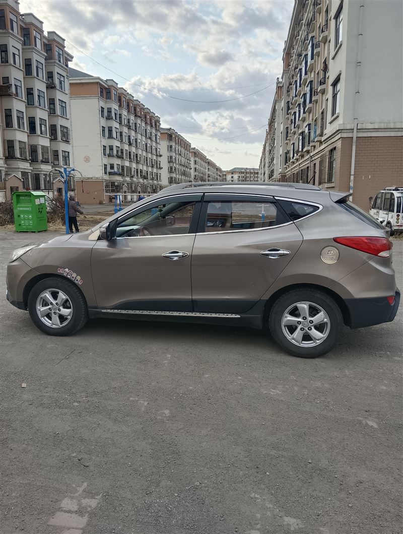 12年现代ix35手动高配原值15万