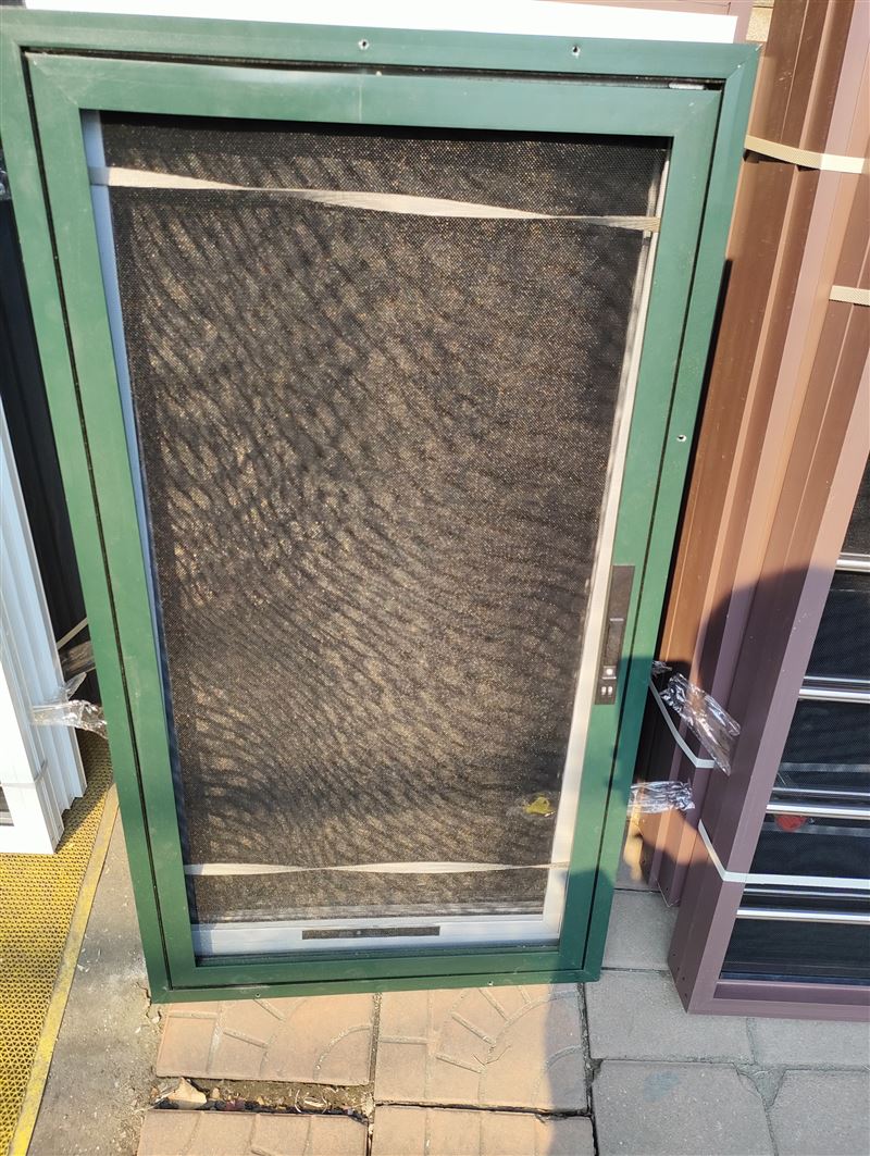 厂家定做各种纱窗，普通纱窗，钢网纱窗，开扇纱窗，软包防盗门，维修门窗。，