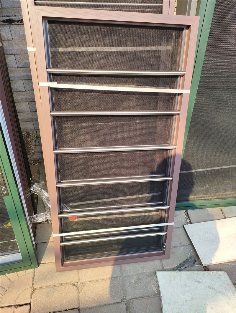 厂家定做各种纱窗，普通纱窗，钢网纱窗，开扇纱窗，软包防盗门，维修门窗。，