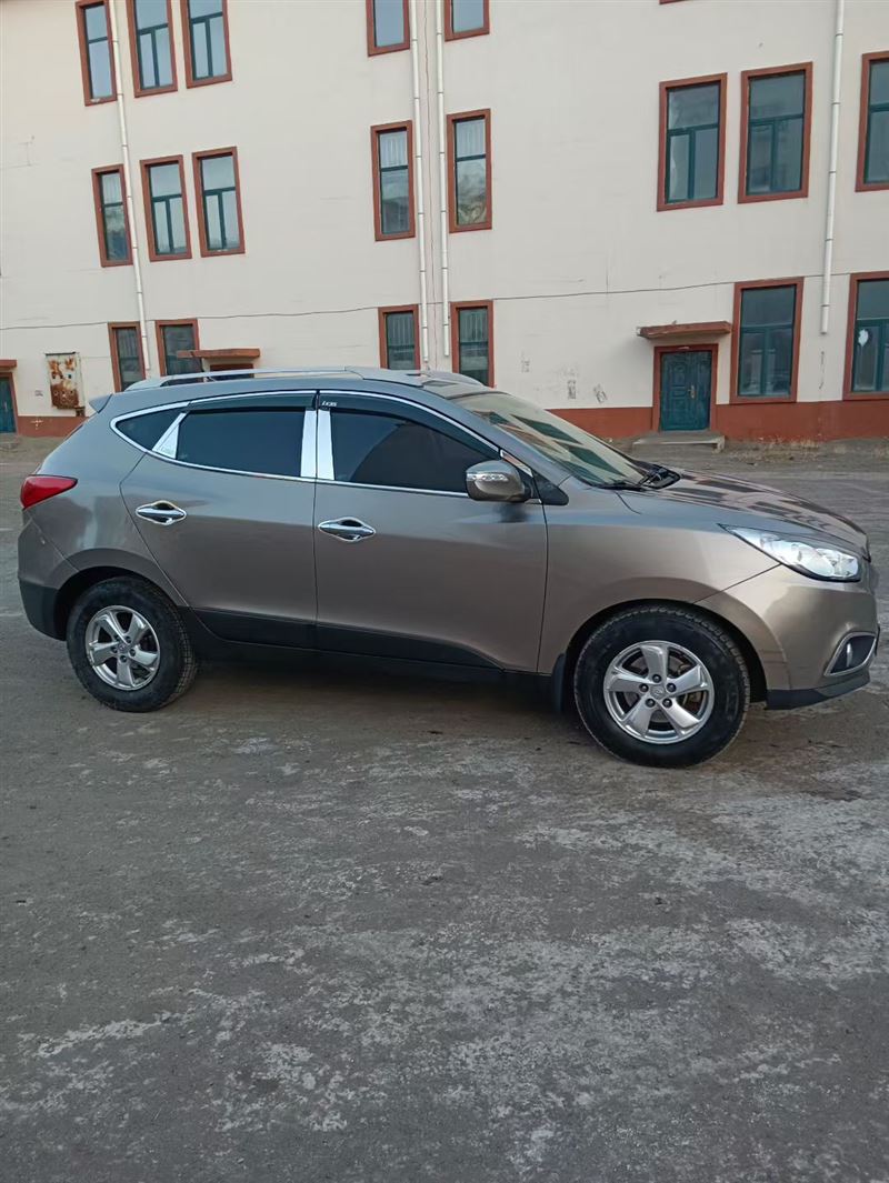 12年现代ix35手动高配原值15万