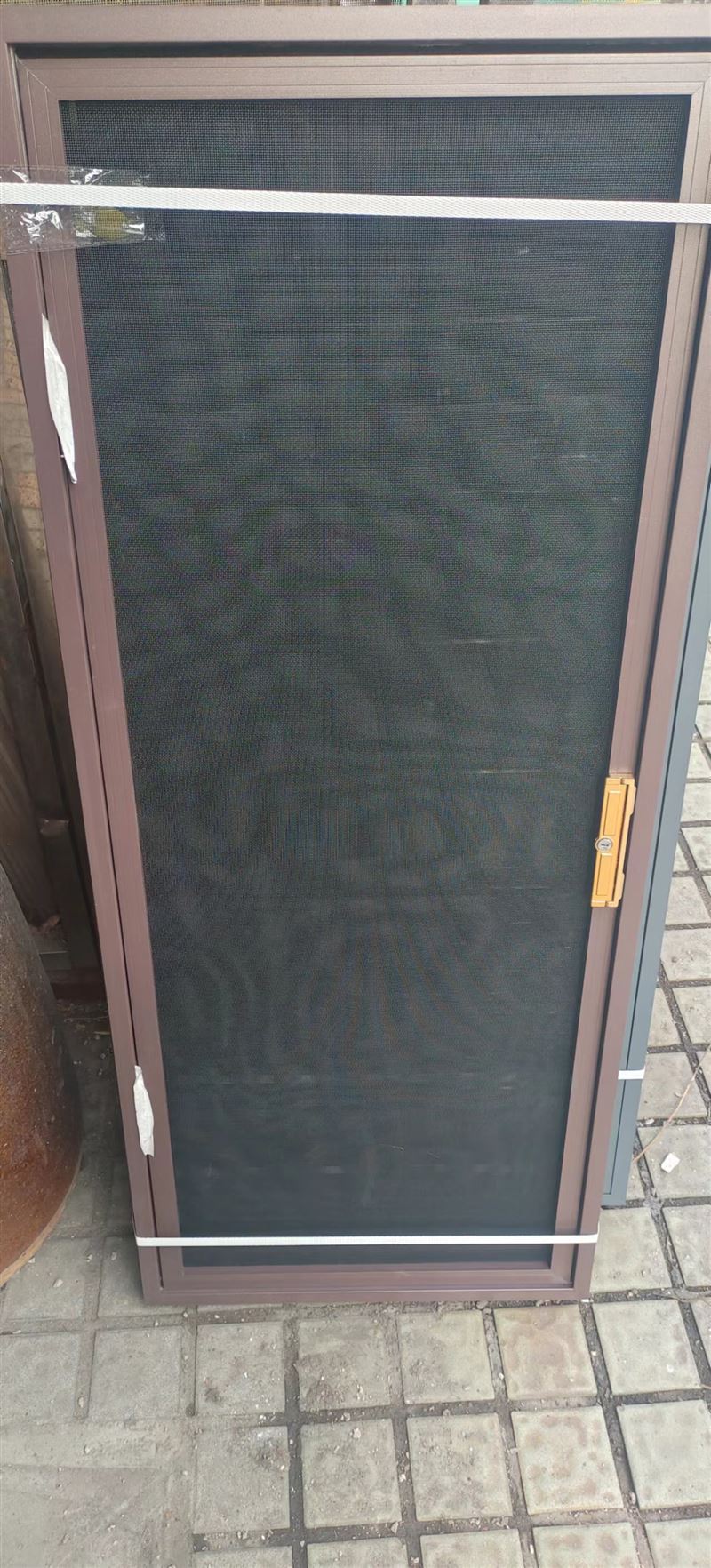 定做各种纱窗,软包防盗门,专业维修各种门窗。换合页把手密封条。换门窗玻璃。