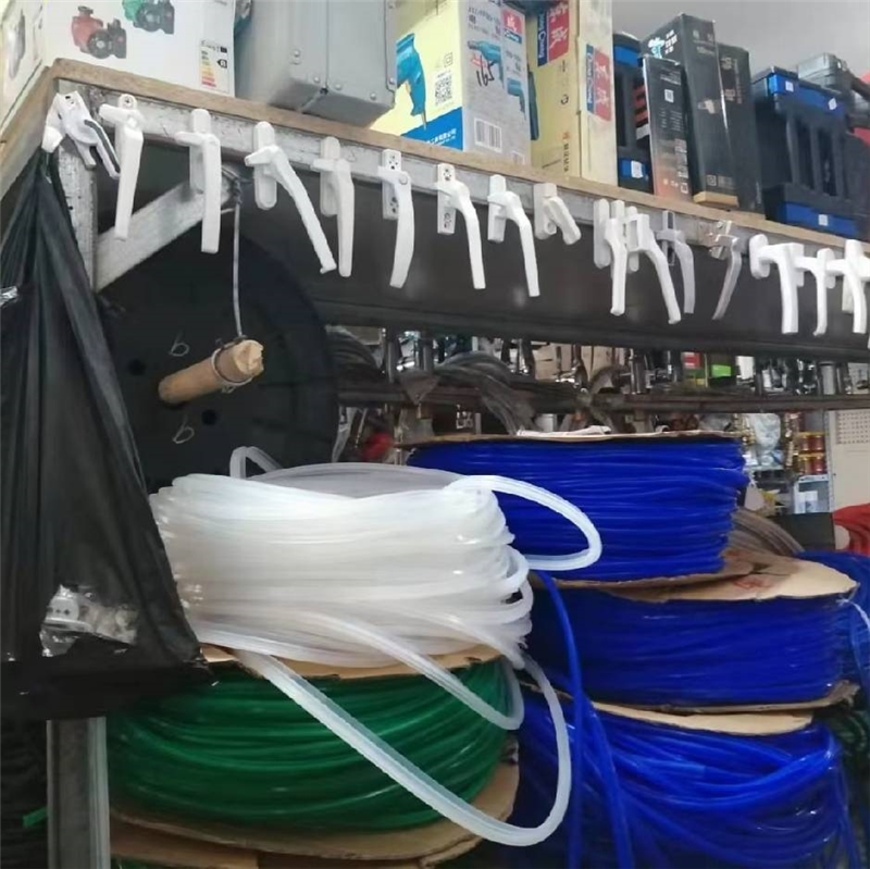 定做各种纱窗。金刚网高透纱窗,软包防盗门,专业维修门窗。换合页把手密封条。打密封胶。