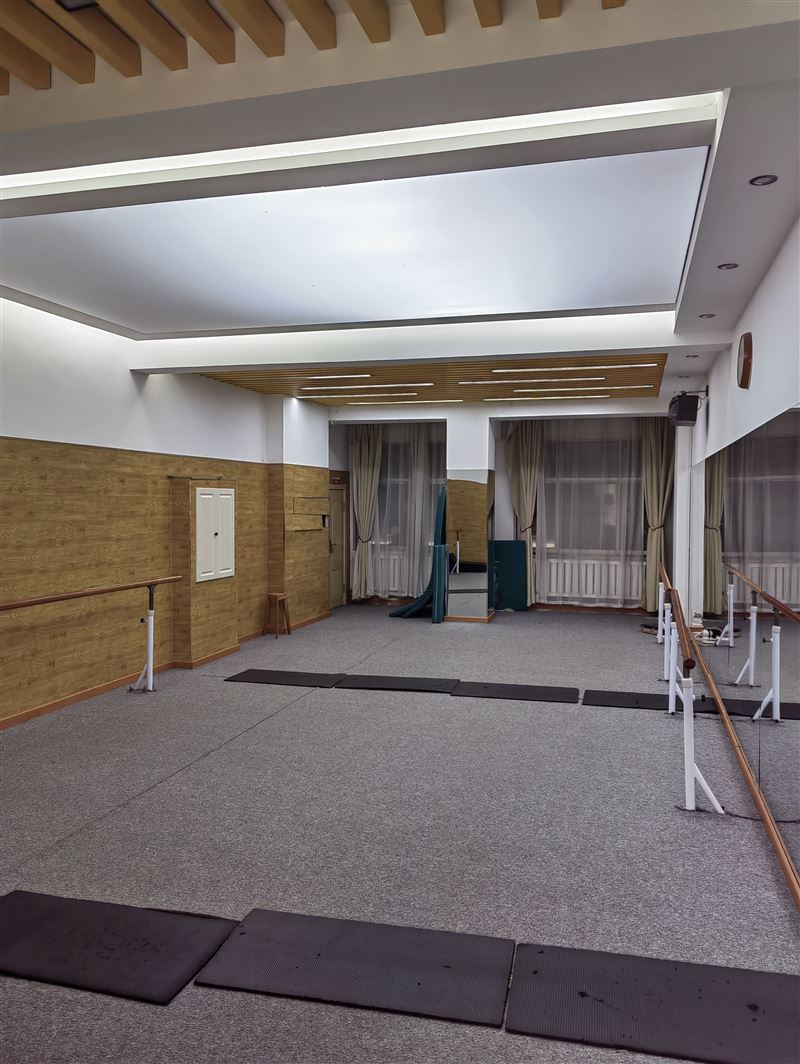 七台河市第九小学南侧约60米,临街一二层180平商服出租,格局方正,水电暖气齐全,门前可以停车。
