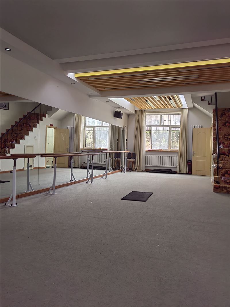 七台河市第九小学南侧约60米,临街一二层180平商服出租,格局方正,水电暖气齐全,门前可以停车。