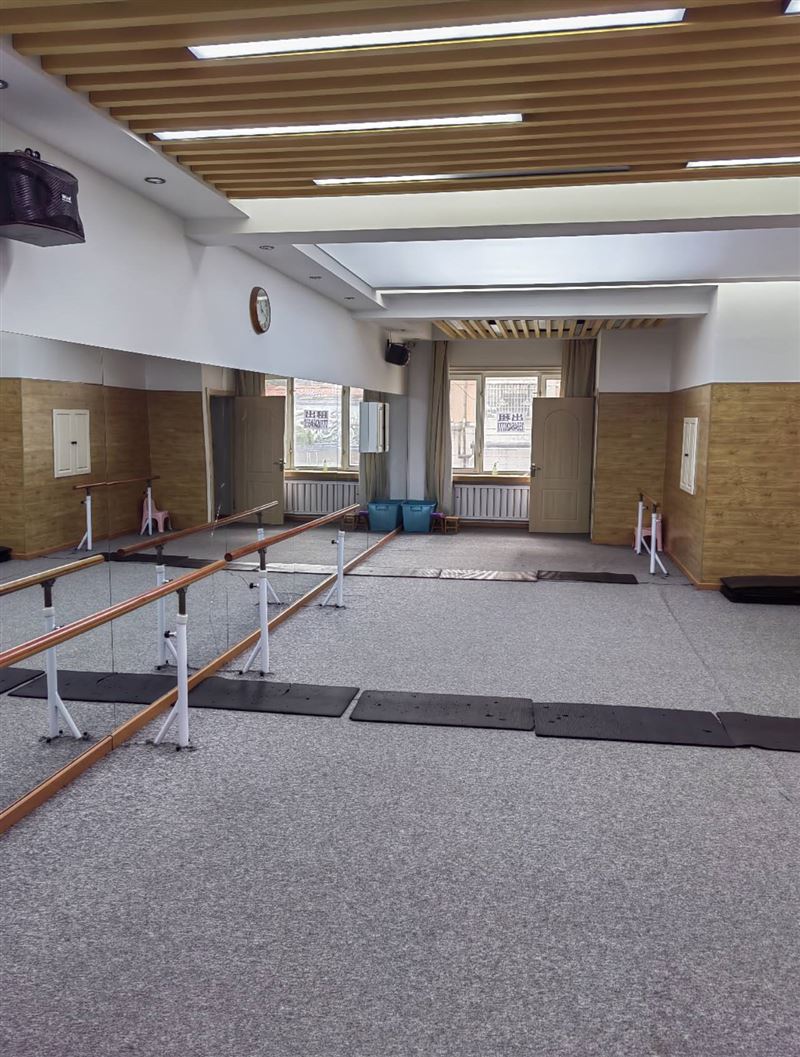 七台河市第九小学南侧约60米,临街一二层180平商服出租,格局方正,水电暖气齐全,门前可以停车。