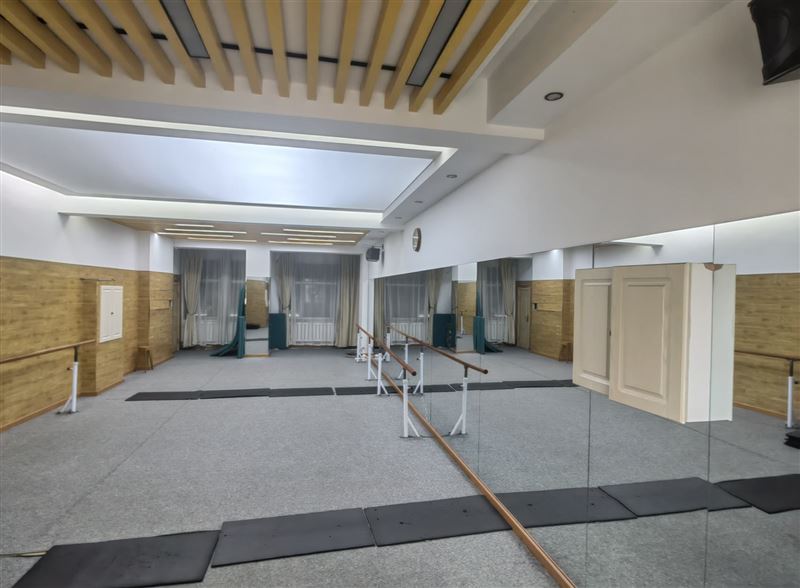 七台河市第九小学南侧约60米,临街一二层180平商服出租,格局方正,水电暖气齐全,门前可以停车。