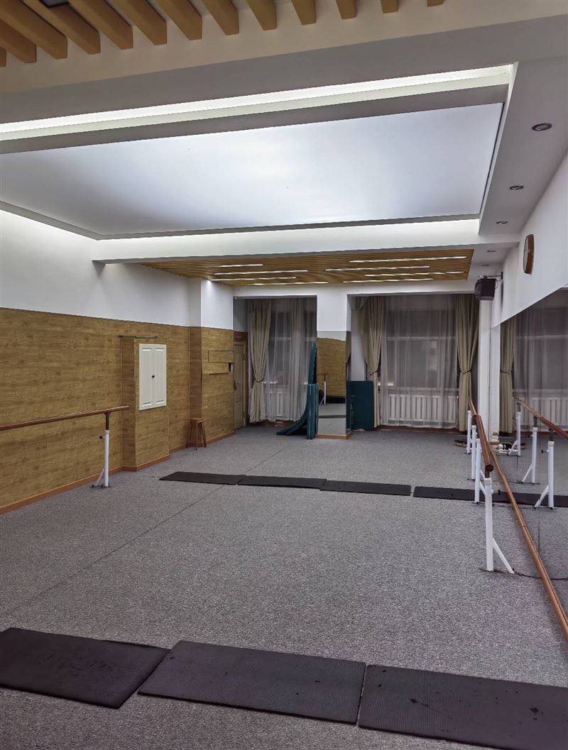七台河市第九小学南侧约60米,临街一二层180平商服出租,格局方正,水电暖气齐全,门前可以停车。