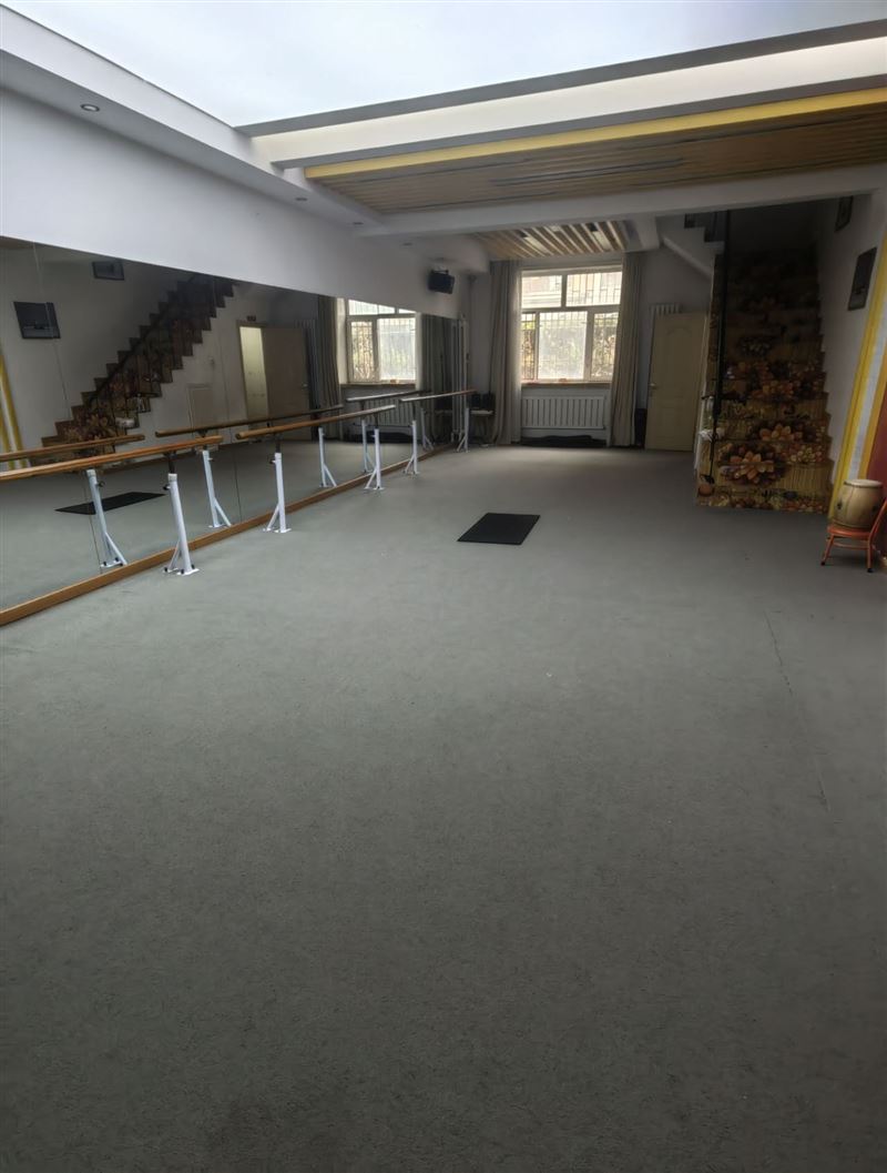 七台河市第九小学南侧约60米,临街一二层180平商服出租,格局方正,水电暖气齐全,门前可以停车。