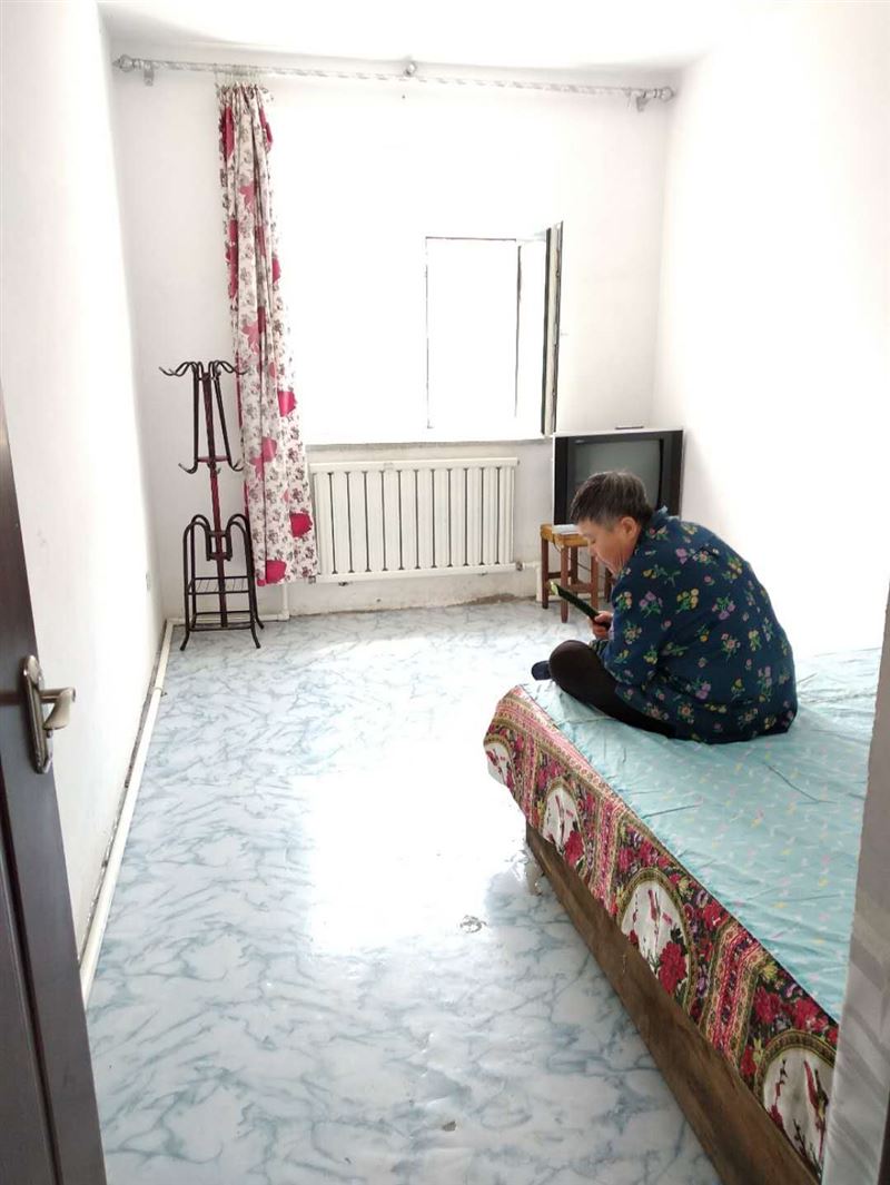 出租 3楼53平侧门，2个卧室（阳面阴面各一个）‌‌，离一中近，马场如意家园143号